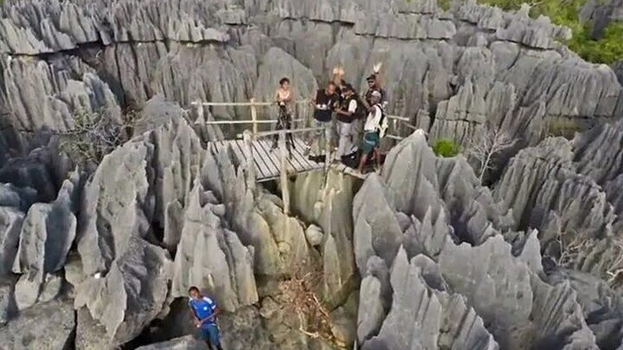 A breathtaking panorama DE the roof of the Tsingy