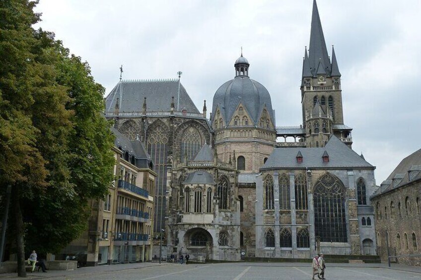 Self-Guided Tour of Aachen with Interactive City Game