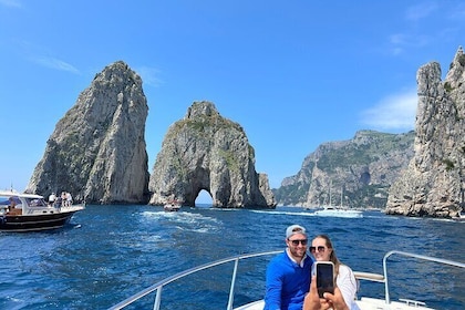 Tour en bateau "tout compris" de Capri avec visite de la ville