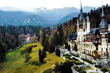 Minivan Tour of 3 Castles: Peles, Cantacuzino and Draculas Castle