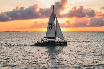 Voile au coucher du soleil sur le catamaran de luxe Lady Grace