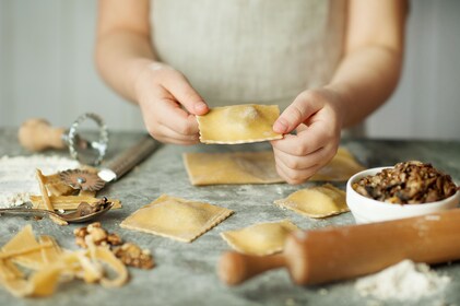 Clase práctica de cocina en Nápoles: Gnocchi, ravioles, tiramisú y vino