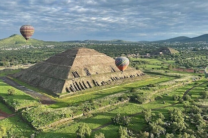 Balloon Flight + Transportation + Breakfast + Pyramids Tour