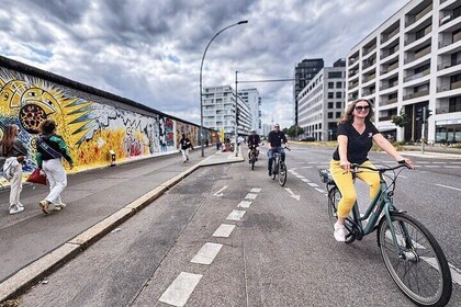 Berlin: School Classe - the Alternative Kreuzberg on a Bike Tour