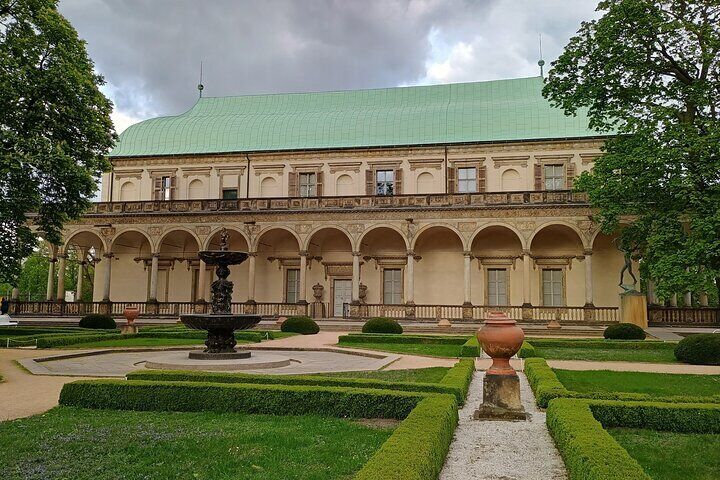 The Royal Garden is the perfect place to start our Castle tour
