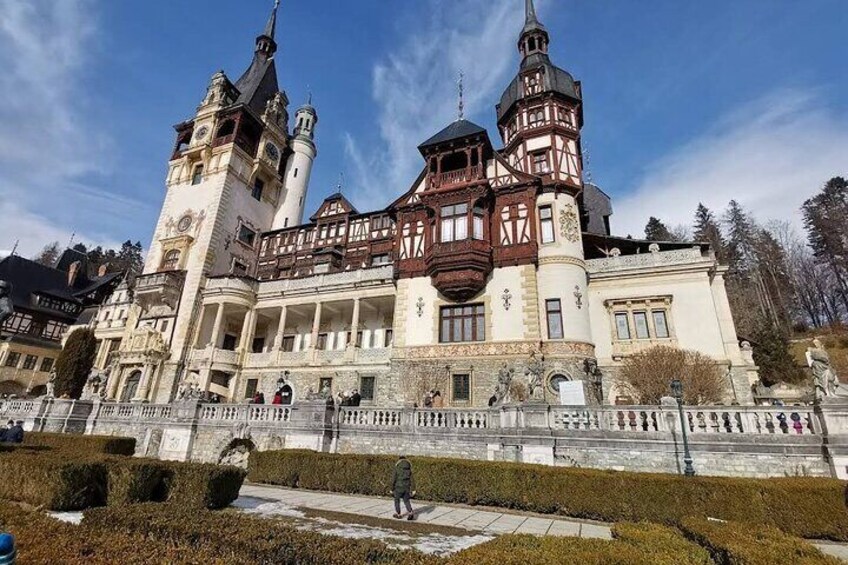 Private tour to Peleș Castle, Pelișor and Sinaia Monastery 