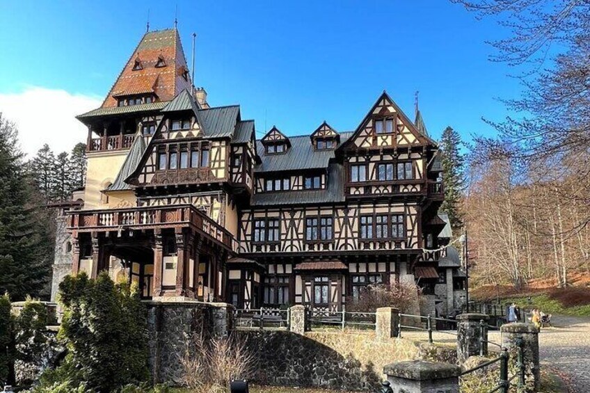 Private tour to Peleș Castle, Pelișor and Sinaia Monastery 