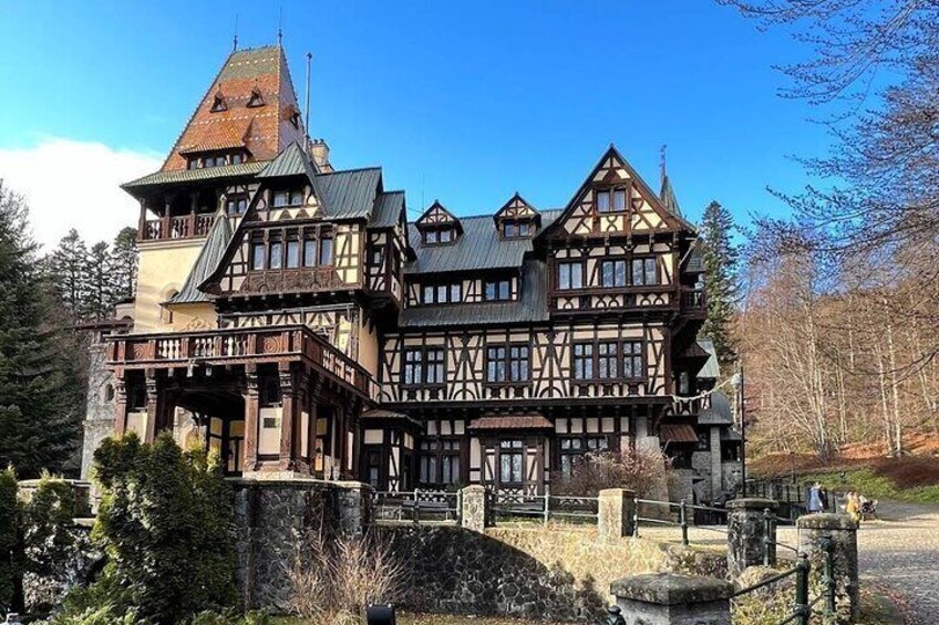 Private tour to Peleș Castle, Pelișor and Sinaia Monastery