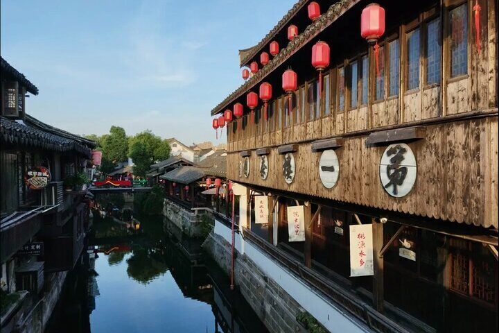 5 hour Layover Tour of the City Highlights and a Water Village