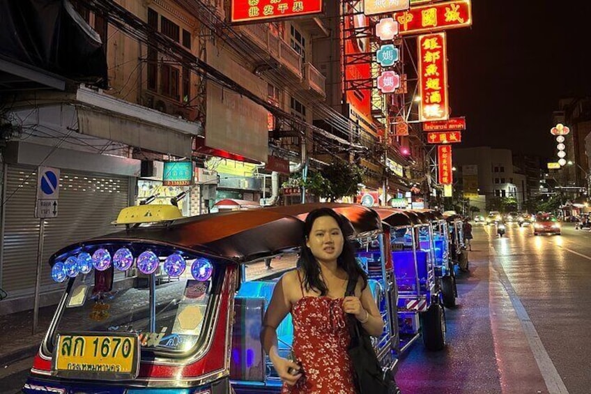 Discovery more Bangkok Evening food tour with Tuktuk excursion 