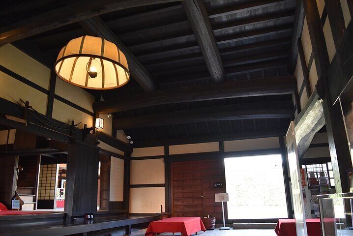 You can enter a private house designated as an important cultural property in Terauchi Town.