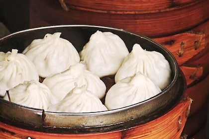 Authentic Street Food Walk with Seasonal Delicacies in Nanjing