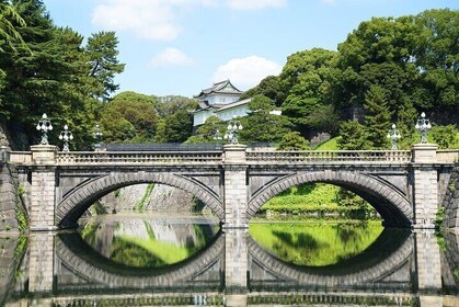 Imperial Palace or Edo Castle Time Trip Learning Walking Tour