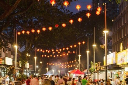 Kuala Lumpur Night Market Tour and Petronas Twin Towers Visit
