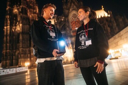 Cologne: Cathedral and Old Town in the Evening Interactive Tour with Beamer