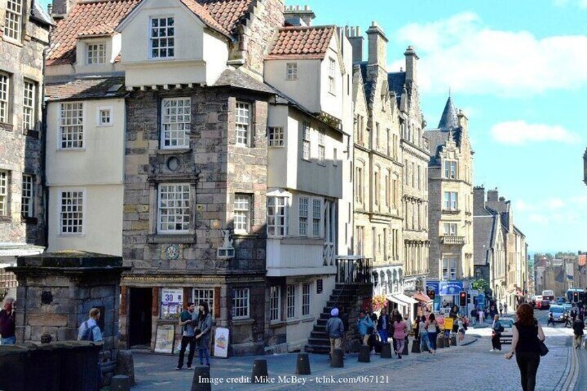 Private Edinburgh Full Day Tour with Tickets to the Castle