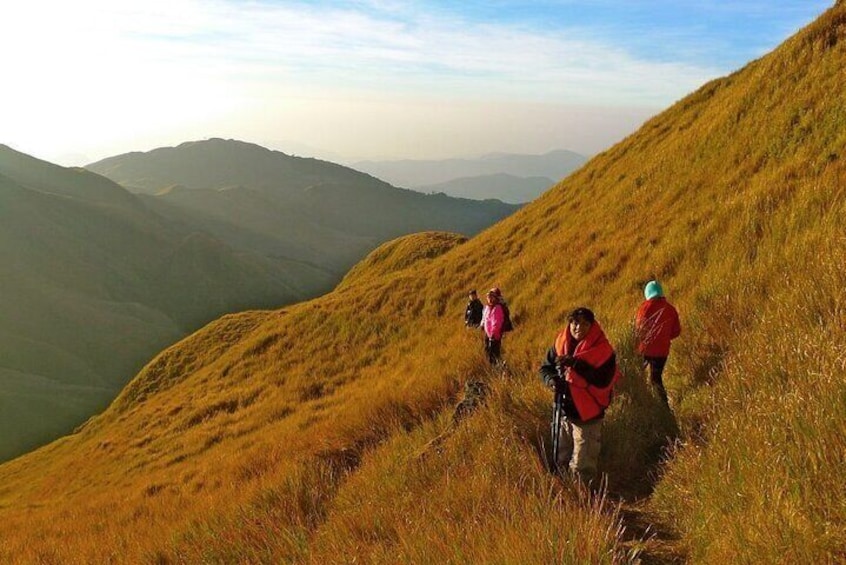 Mt. Pugad Private Hiking and Sightseeing Tour with Transfers