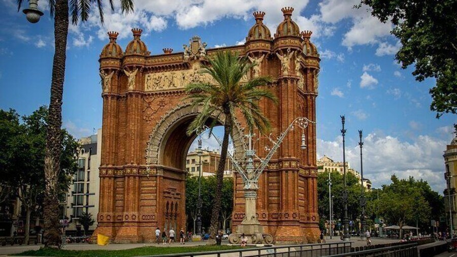 Barcelona Private Airport Transfer with 1-Hour City Highlights