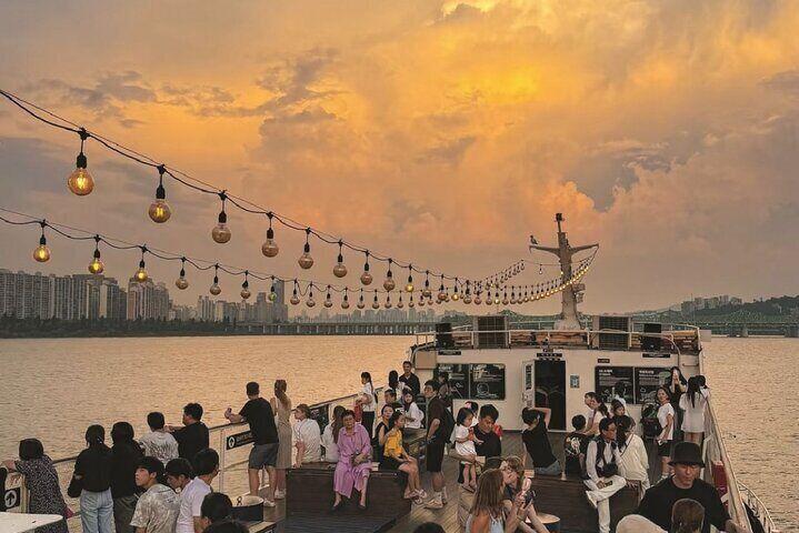  Yeouido Hangang Park Tour with Minivan Transportation