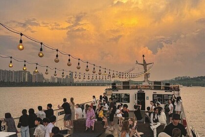 Yeouido Hangang Park Tour with Minivan Transport