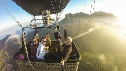 Montserrat-Heißluftballon-Erlebnis und Klosterbesuch ab Barcelona