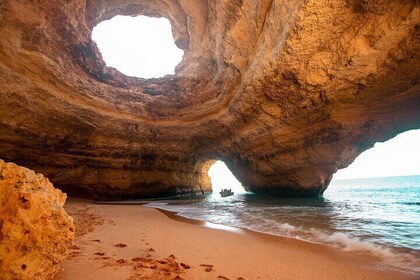 Portimão : Private Boat Tour through the Caves DE Benagil