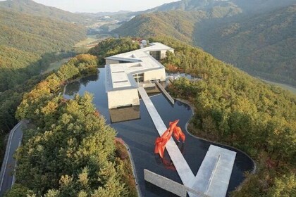 Contemporary Walk in Seoul Private Experience with a Local Host