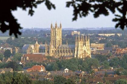 Leeds Castle, Canterbury Cathedral, & Dover Tour from London