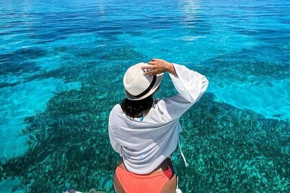 Isla Mujeres Catamaran Tour with Snorkelling, Open Bar and Buffet