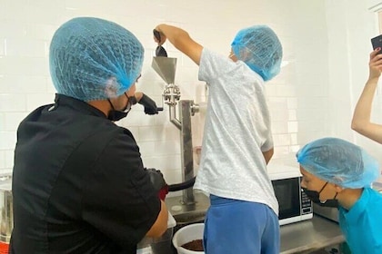 Classe per la produzione e la degustazione del cioccolato a Panama