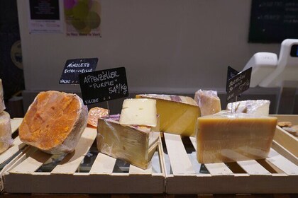 Tasting of 5 Nice and Italian cheeses in a local setting