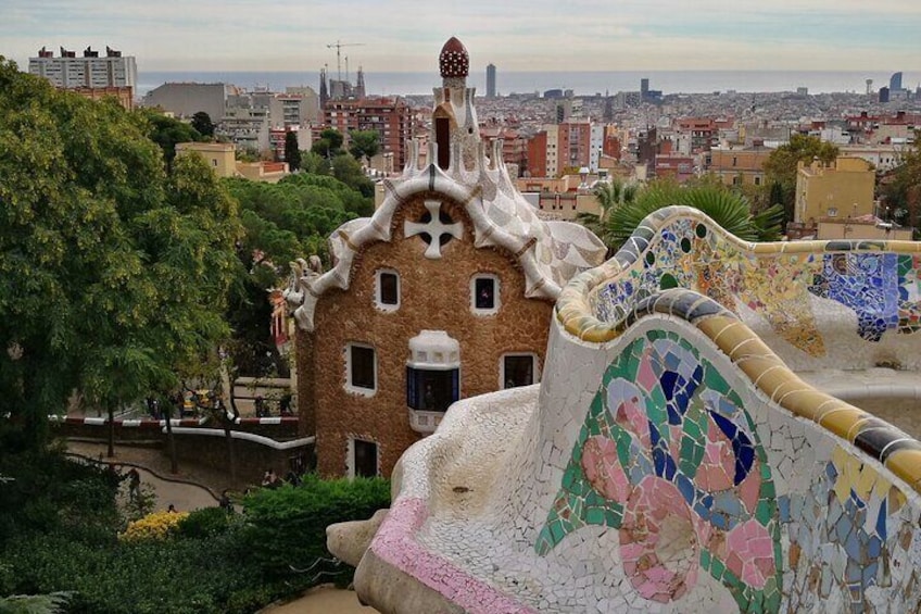 Skip the line with drink & tapas: Sagrada Familia and Güell Park guided tour