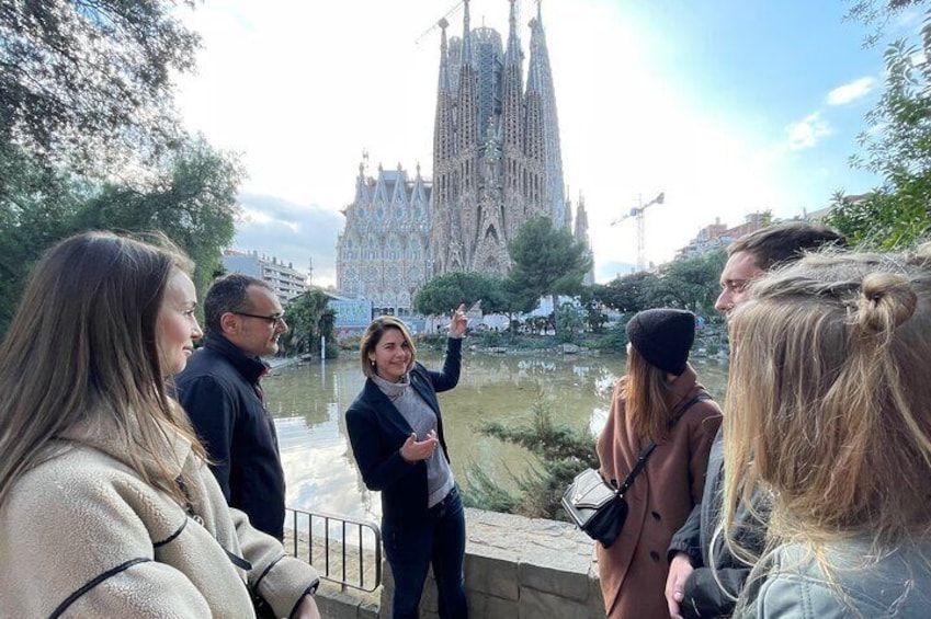 Sagrada Familia & Guell Park Small Group Tour with Drinks & Tapas