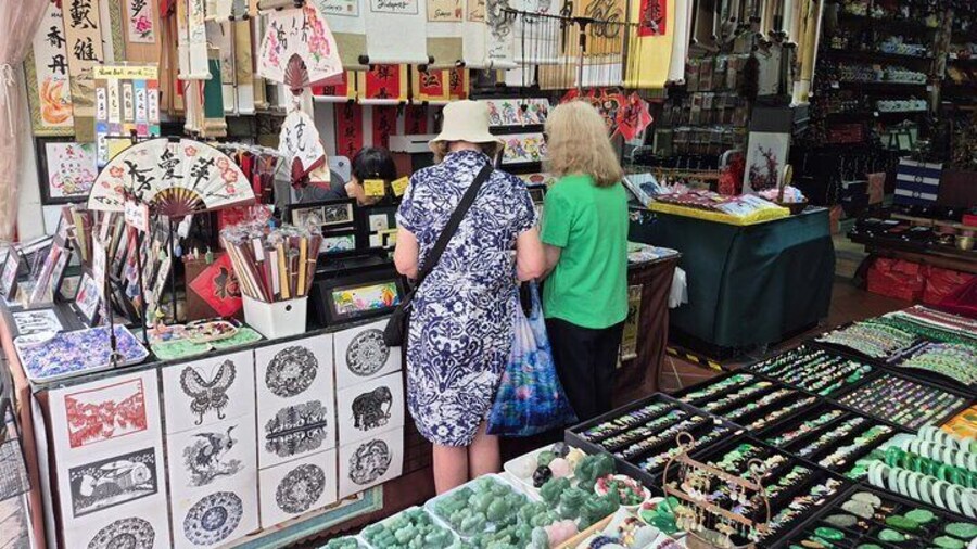 Airport to City and Food Private Tour for Layover and Transit