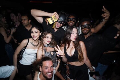 Istanbul Nightlife Pub Crawl: 4 Venues, 4 Shots