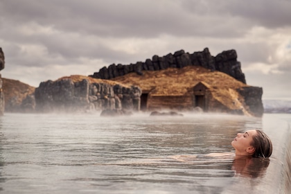 Esperienza di bagno nella Sky Lagoon con trasferimenti dal centro di Reykja...