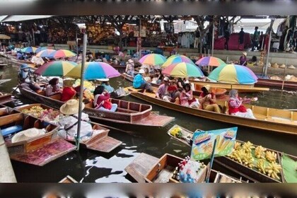 Private Tour Floating market and Train tour with English guides
