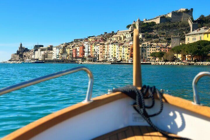 Boat tour to discover the Gulf of Poets.