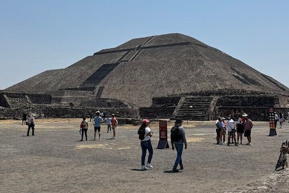 Guided tour EN Teotihuacan - Breakfast EN cave-round transport