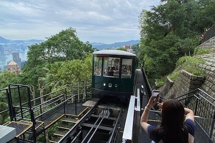 Hong Kong Peak Tram with Tour Guide/Skip the line/Fastlane