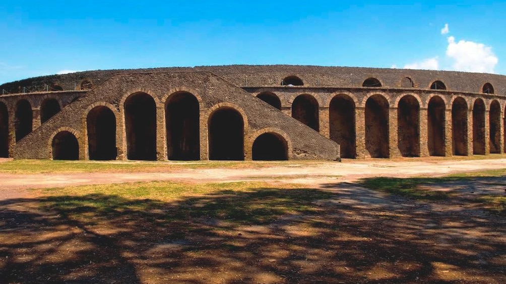 Foto 2 van 3. Landscape view of the Amphitheatre of Pompeii