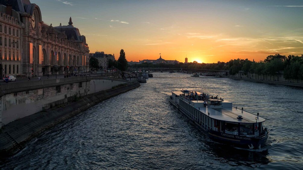 Picture 23 for Activity Paris: Romantic Cruise with 3-course Dinner on Seine River