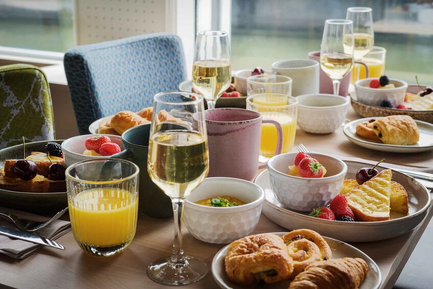 Picture 10 for Activity Paris: Romantic Cruise with 3-course Dinner on Seine River