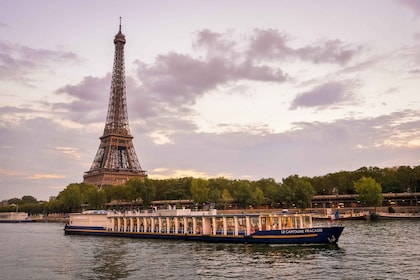 Paris : Croisière romantique avec dîner de 3 plats sur la Seine