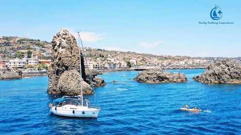 Catania: viaje en barco de día completo a Acitrezza con almuerzo