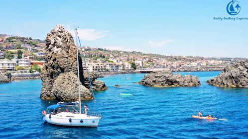 Catania: viaje en barco de día completo a Acitrezza con almuerzo