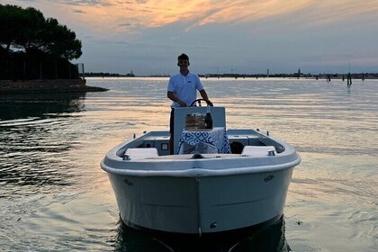 Private tour with typical boat in Venice & islands with Prosecco