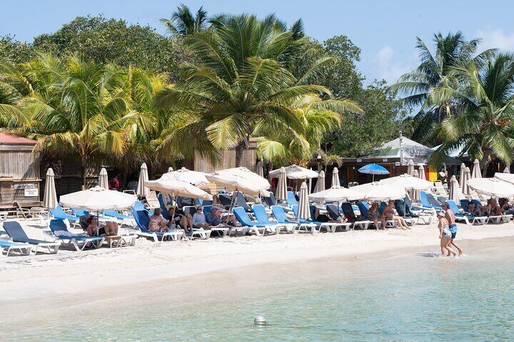 Chillin at the beach in the cool with cold drinks and food