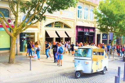 Oporto: tour privado en tuk-tuk con caminatas cortas y vino