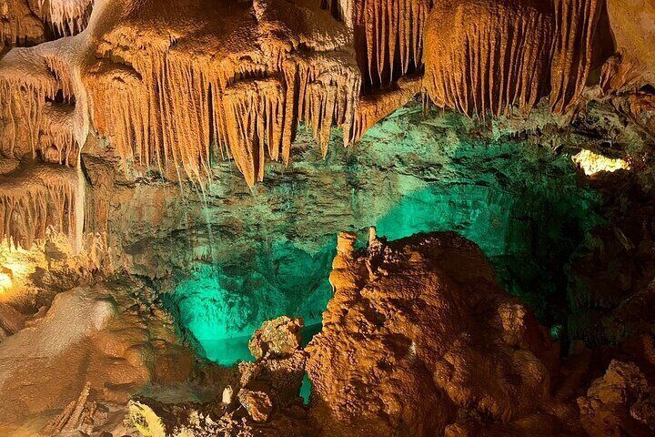 Lisbon Dinosaur Footprints, Caves, and Óbidos Tour